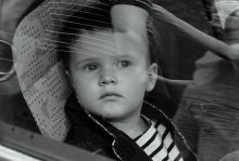 Un jeune bambin prend une pause avant de vous casser les oreilles