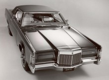 Un gros Lincoln Continental.