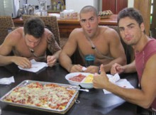 Des participants se bourrent de nachos avant de se raser le pubis