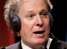 Jean Charest n'entend pas un traître mot de ce que vous dites.