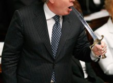 Charest tente par tous les moyens de détourner l'attention