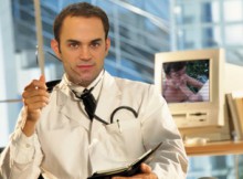 Le cardiologue à une époque où il pouvait librement mettre à jour sa page Facebook et utiliser l'internet.